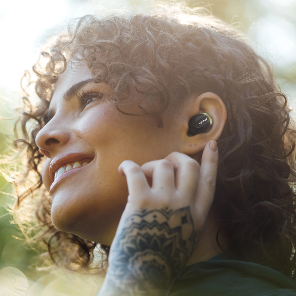 mulher-sorrindo-fones-sem-fio.png