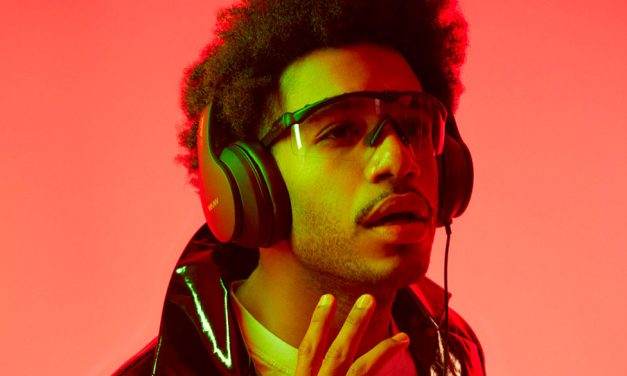 Conforto para ouvir músicas com o fone de ouvido WAAW SENSE 100HW 