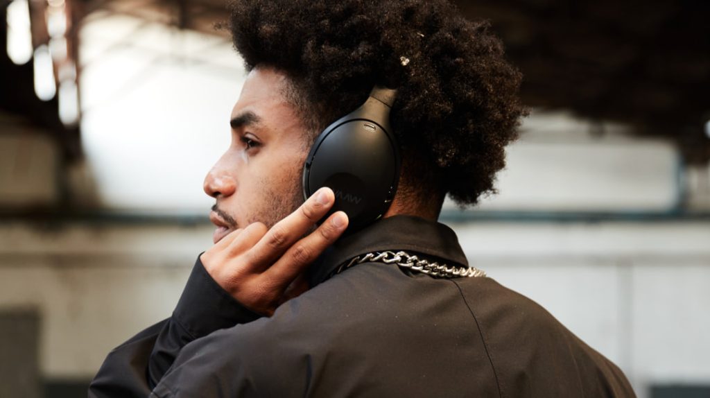 Homem com fone de ouvido modelo headphone no ouvido.