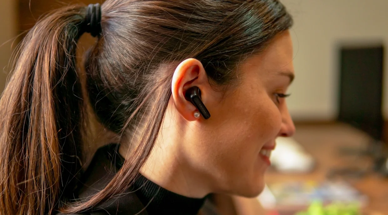 Como o som vai do celular para o fone de ouvido sem fio?