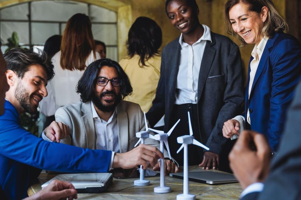 Grupo de pessoas discutindo sobre energias renováveis e tecnologia sustentavel.