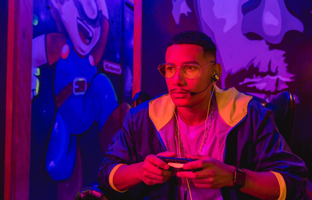 Fone intra-auricular gamer ou headset para jogar no celular