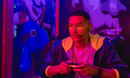 Fone intra-auricular gamer ou headset para jogar no celular