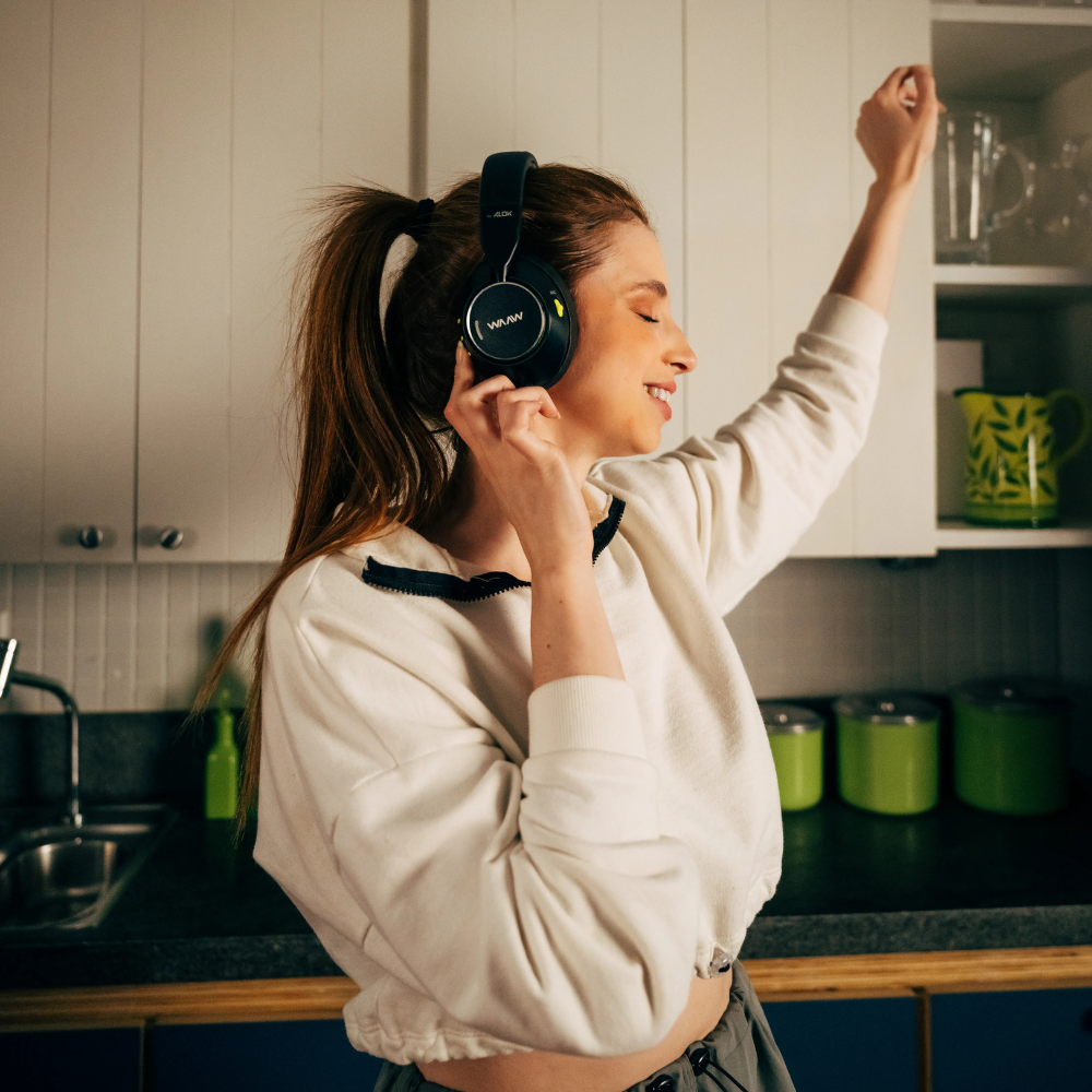 Mulher na cozinha ouvindo musica
