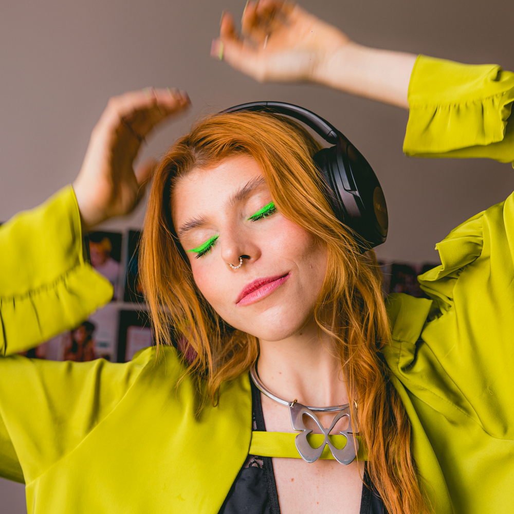 Mulher curtindo música