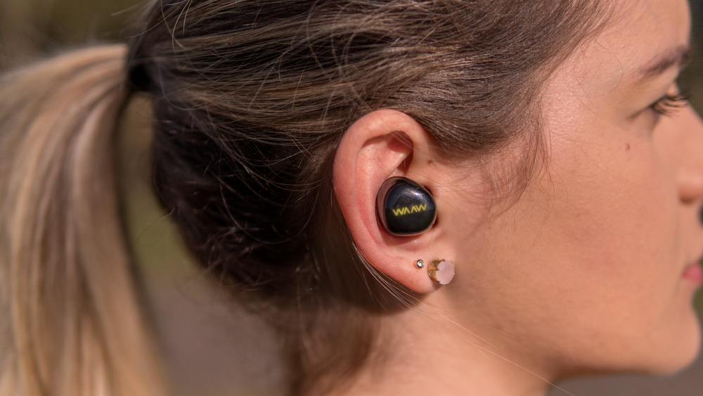 Mulher usando fone de ouvido