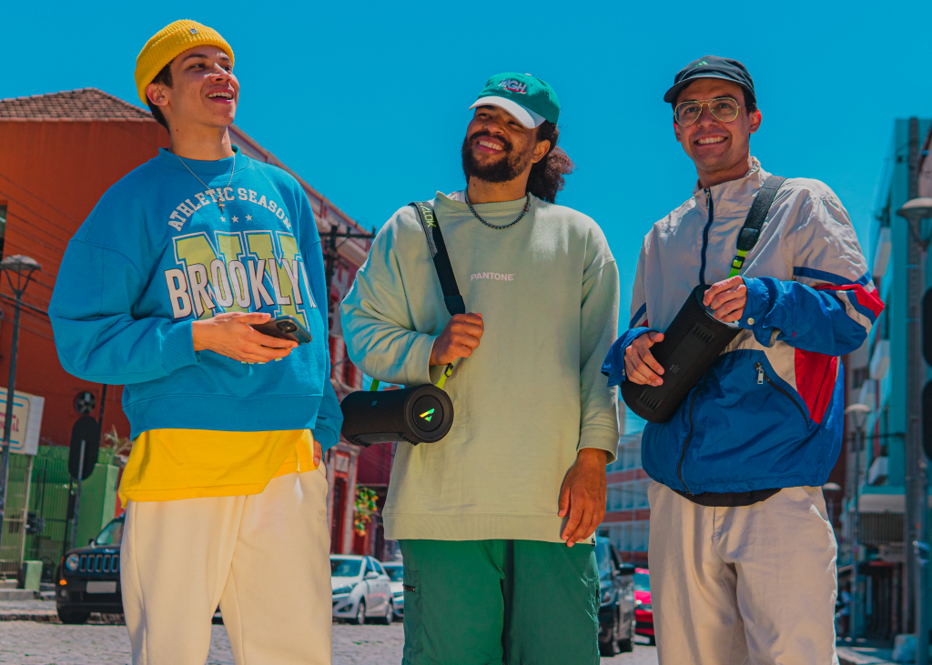 Homens segurando caixas de som 