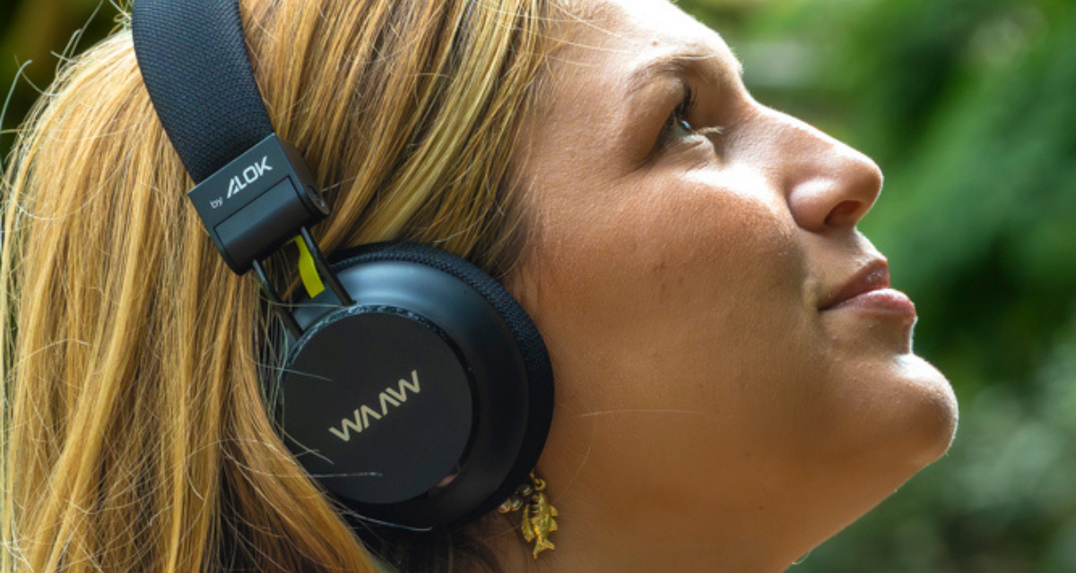 Qual a diferença entre fones intra-auriculares e supra-auriculares 